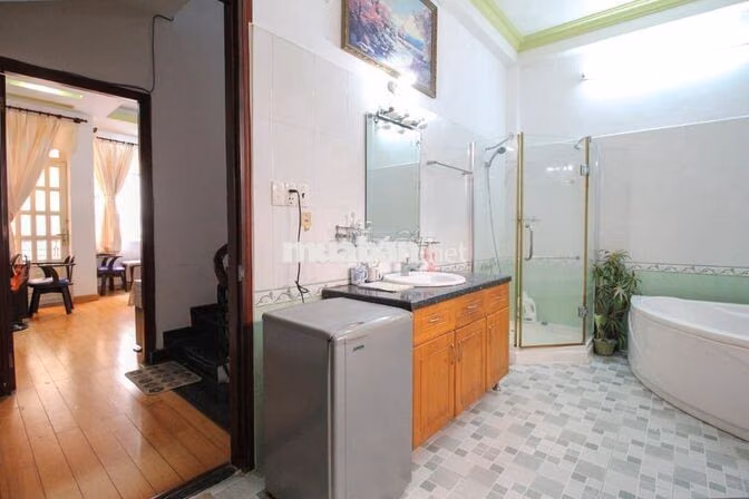 Cho thuê nguyên tầng 1  ban công đủ nội thất đường Trần Đình Xu Quận 1