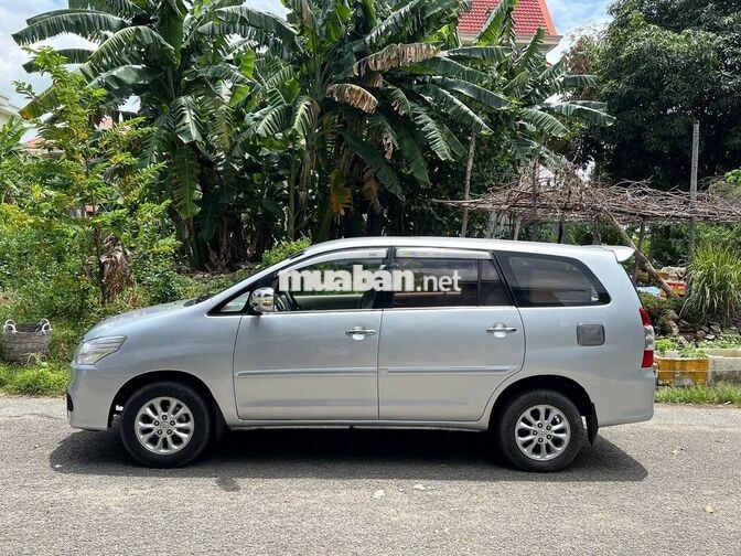 Toyota Innova model 2015 số sàn màu bạc 07 chỗ