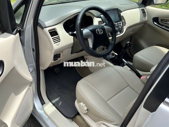 Toyota Innova model 2015 số sàn màu bạc 07 chỗ