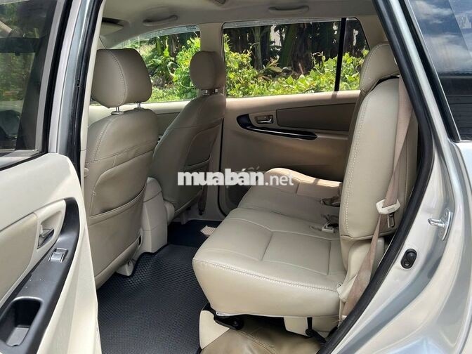 Toyota Innova model 2015 số sàn màu bạc 07 chỗ