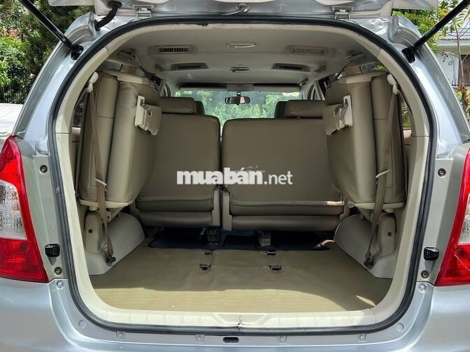 Toyota Innova model 2015 số sàn màu bạc 07 chỗ