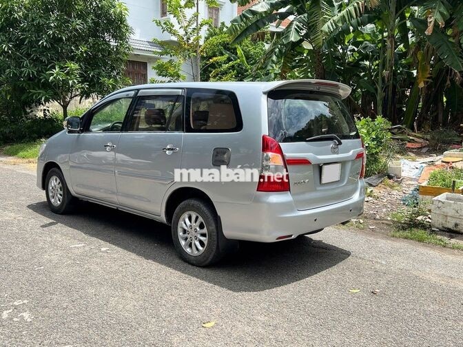 Toyota Innova model 2015 số sàn màu bạc 07 chỗ