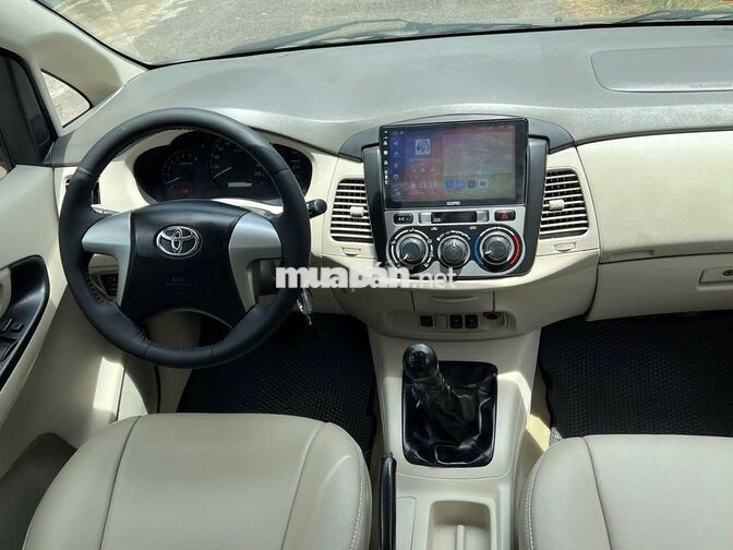 Toyota Innova model 2015 số sàn màu bạc 07 chỗ