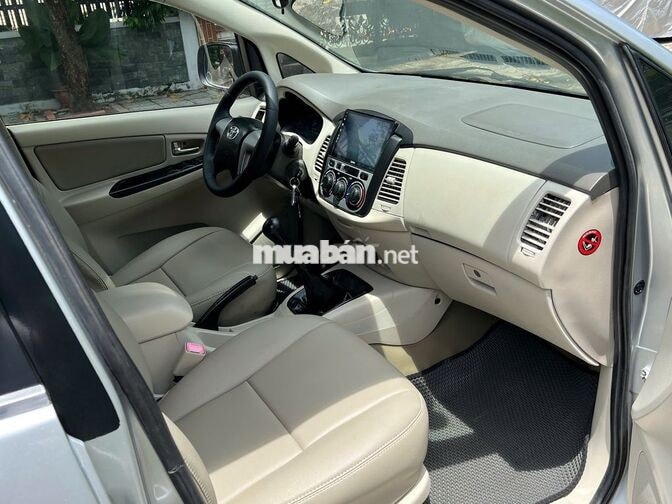 Toyota Innova model 2015 số sàn màu bạc 07 chỗ