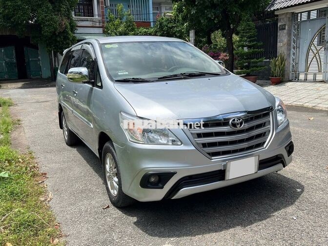 Toyota Innova model 2015 số sàn màu bạc 07 chỗ