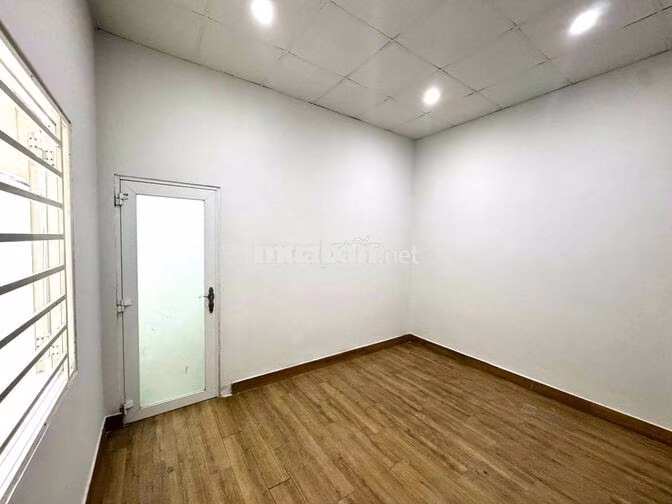 NHÀ MỚI TRUNG TÂM CHỢ PHÚ THỌ, HẺM THÔNG XE HƠI, GIÁ THUÊ 5 TR.Đ/THÁNG