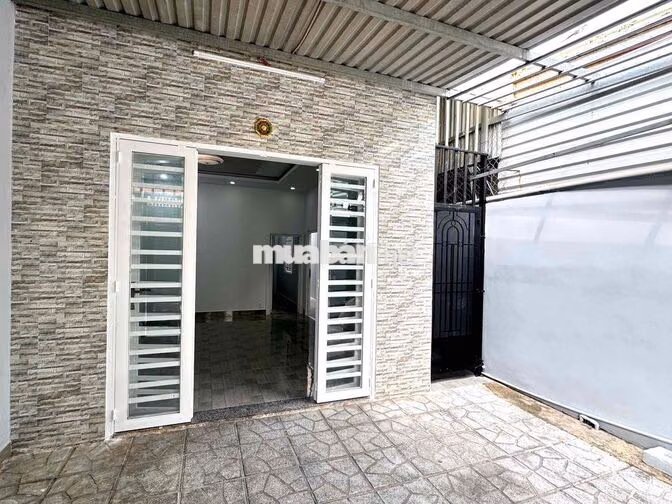 NHÀ MỚI TRUNG TÂM CHỢ PHÚ THỌ, HẺM THÔNG XE HƠI, GIÁ THUÊ 5 TR.Đ/THÁNG