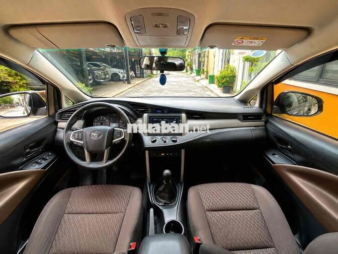 Toyota Innova 2.0E 2021 Số sàn 70000 km Đen