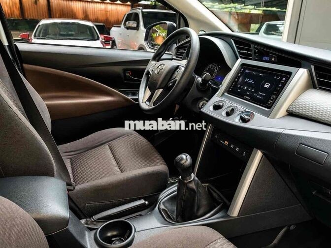 Toyota Innova 2.0E 2021 Số sàn 70000 km Đen
