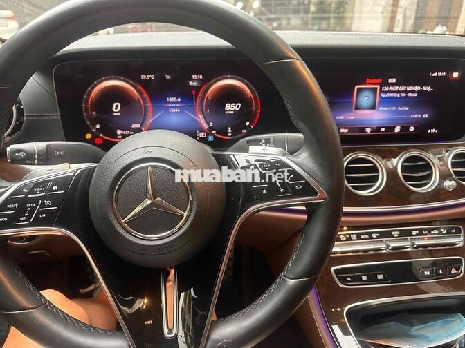 Mercedes-Benz E200 Đen 5 chỗ