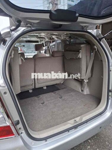 Toyota Innova 8 chỗ số sàn màu Bạc