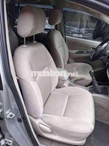 Toyota Innova 8 chỗ số sàn màu Bạc