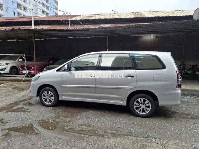 Toyota Innova 8 chỗ số sàn màu Bạc