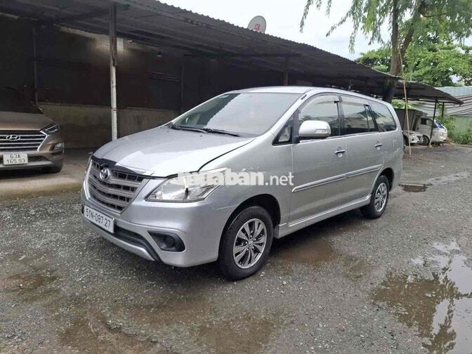 Toyota Innova 8 chỗ số sàn màu Bạc