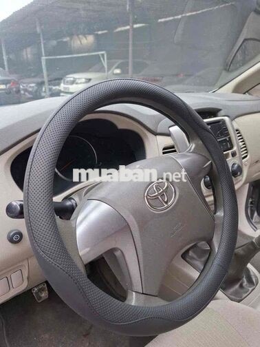 Toyota Innova 8 chỗ số sàn màu Bạc