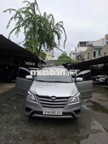 Toyota Innova 8 chỗ số sàn màu Bạc