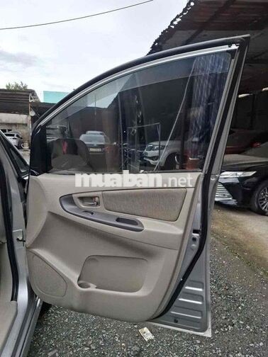 Toyota Innova 8 chỗ số sàn màu Bạc