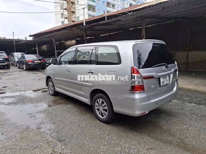 Toyota Innova 8 chỗ số sàn màu Bạc