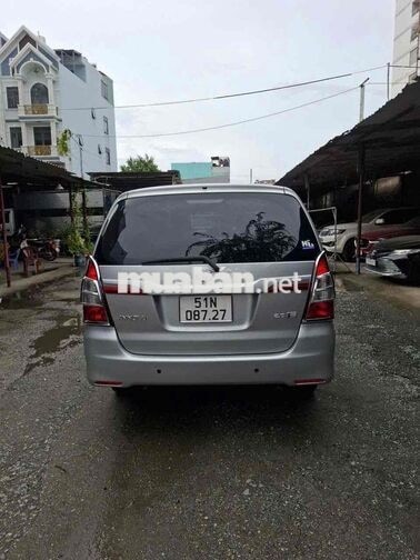 Toyota Innova 8 chỗ số sàn màu Bạc