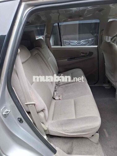 Toyota Innova 8 chỗ số sàn màu Bạc