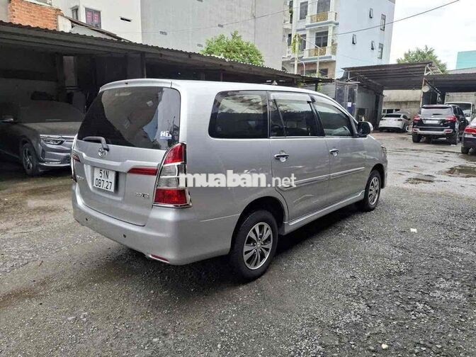 Toyota Innova 8 chỗ số sàn màu Bạc