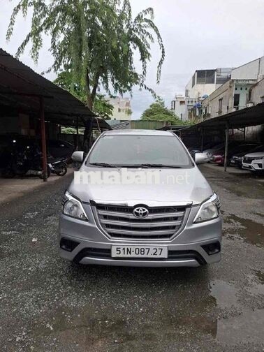 Toyota Innova 8 chỗ số sàn màu Bạc