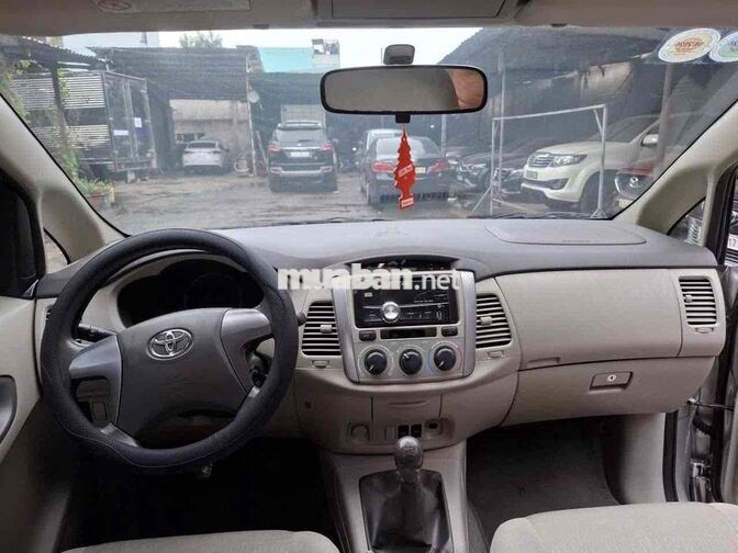 Toyota Innova 8 chỗ số sàn màu Bạc