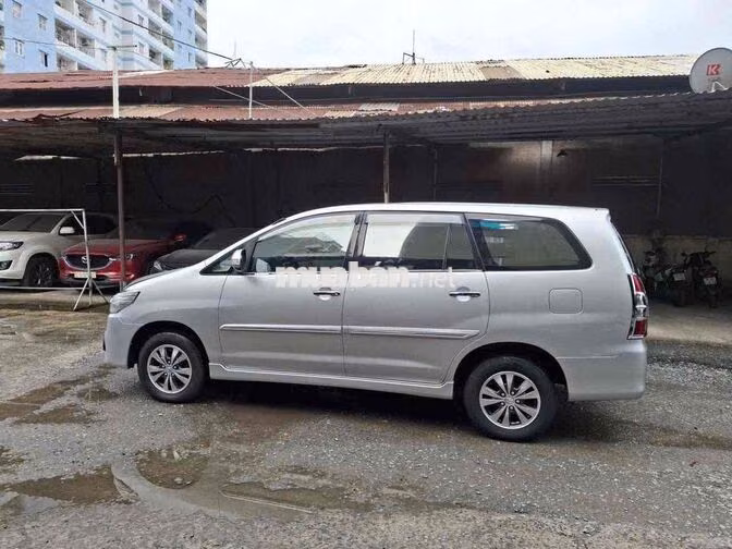 Toyota Innova 8 chỗ số sàn màu Bạc