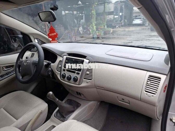 Toyota Innova 8 chỗ số sàn màu Bạc