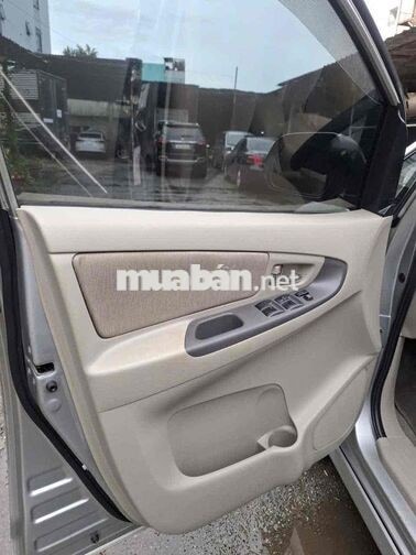 Toyota Innova 8 chỗ số sàn màu Bạc