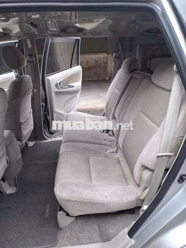 Toyota Innova 8 chỗ số sàn màu Bạc