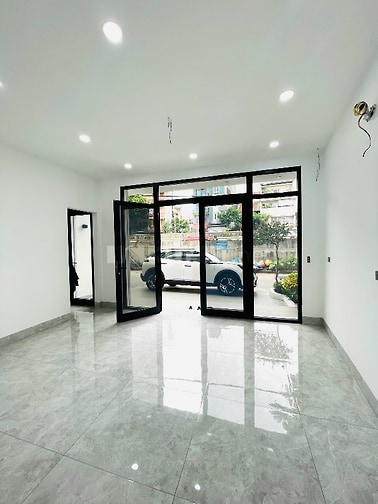 Bán nhà mặt phố 5 tầng, đường Âu Cơ, phía lẻ Hồ Tây