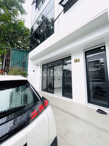 Bán nhà mặt phố 5 tầng, đường Âu Cơ, phía lẻ Hồ Tây