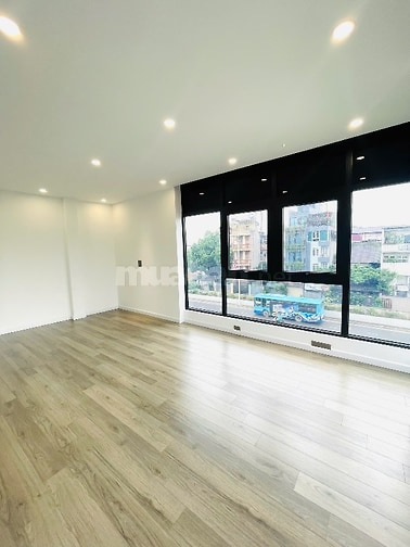 Bán nhà mặt phố 5 tầng, đường Âu Cơ, phía lẻ Hồ Tây