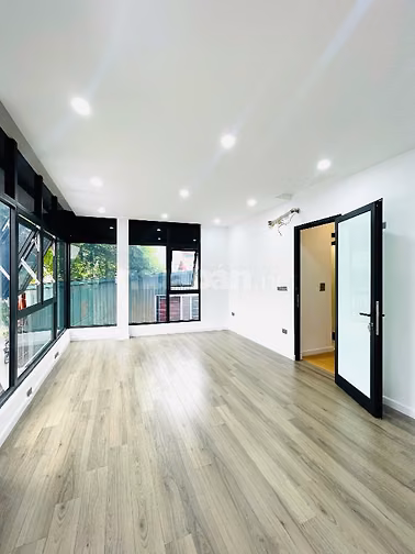 Bán nhà mặt phố 5 tầng, đường Âu Cơ, phía lẻ Hồ Tây