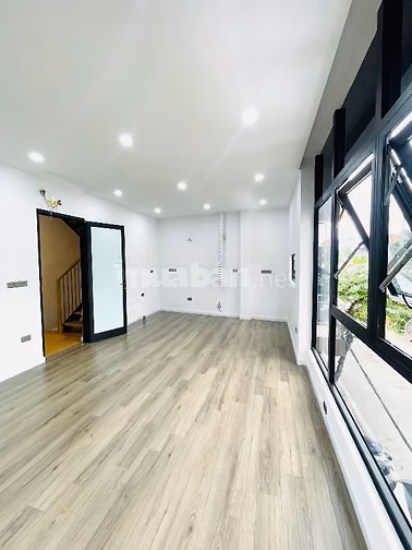 Bán nhà mặt phố 5 tầng, đường Âu Cơ, phía lẻ Hồ Tây