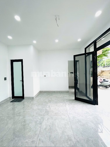 Bán nhà mặt phố 5 tầng, đường Âu Cơ, phía lẻ Hồ Tây