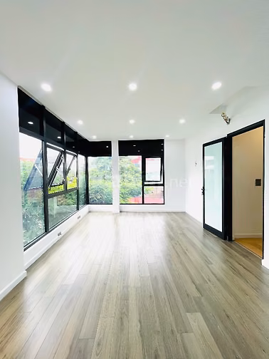 Bán nhà mặt phố 5 tầng, đường Âu Cơ, phía lẻ Hồ Tây