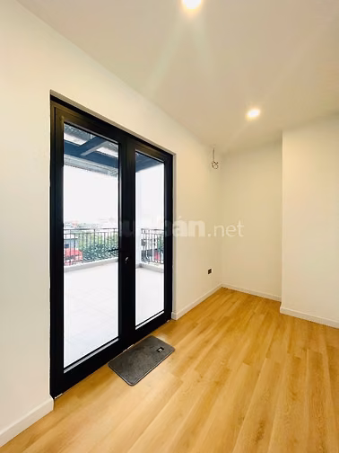 Bán nhà mặt phố 5 tầng, đường Âu Cơ, phía lẻ Hồ Tây