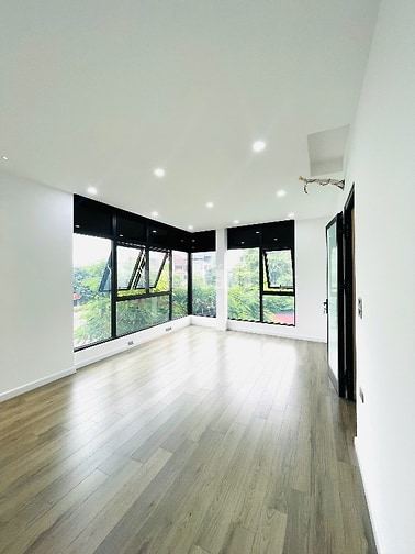 Bán nhà mặt phố 5 tầng, đường Âu Cơ, phía lẻ Hồ Tây