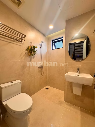 Bán nhà mặt phố 5 tầng, đường Âu Cơ, phía lẻ Hồ Tây