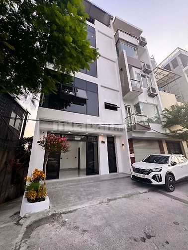 Bán nhà mặt phố 5 tầng, đường Âu Cơ, phía lẻ Hồ Tây
