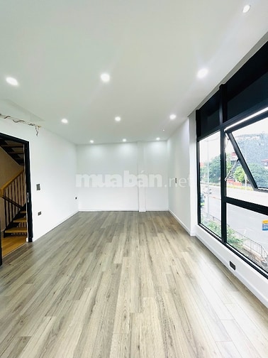 Bán nhà mặt phố 5 tầng, đường Âu Cơ, phía lẻ Hồ Tây