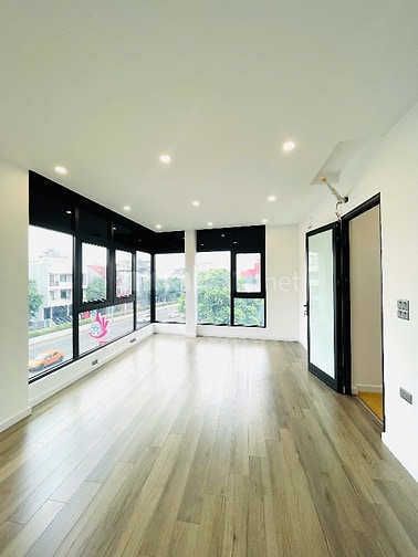 Bán nhà mặt phố 5 tầng, đường Âu Cơ, phía lẻ Hồ Tây
