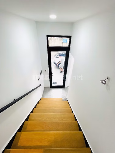 Bán nhà mặt phố 5 tầng, đường Âu Cơ, phía lẻ Hồ Tây
