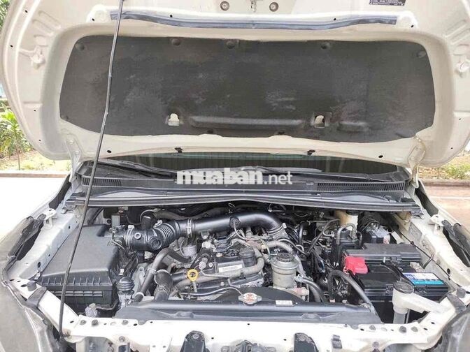 Toyota Innova 2021 Trắng 8 chỗ