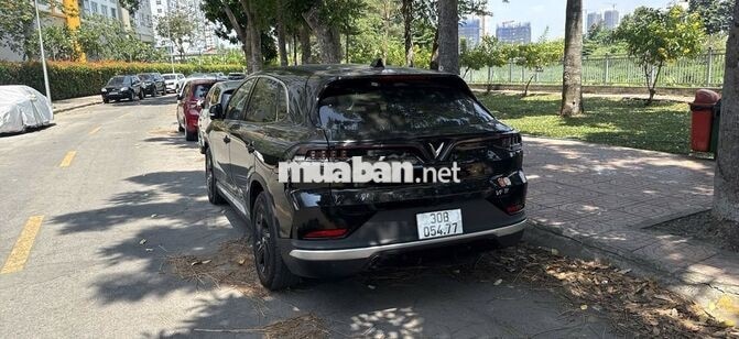 Vinfast VF8 Eco CATL 2023 Đen 4v1 km