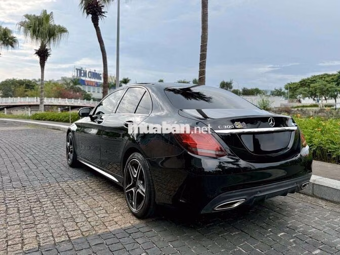 Chính chủ bán C300 Facelift 2019 Đen 105110 km