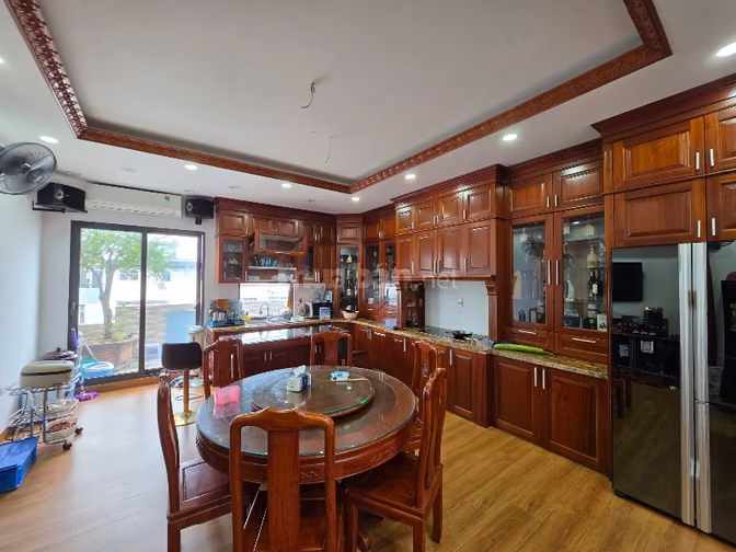 Cần bán hạ chào 9 tỷ tại KĐTM Định Công, lô góc 90m2, thang máy.