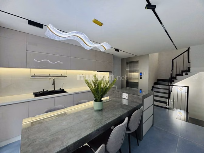 🏠 CHO THUÊ NHÀ HẺM 8M LẠC LONG QUÂN - 6 Tầng. Thang Máy